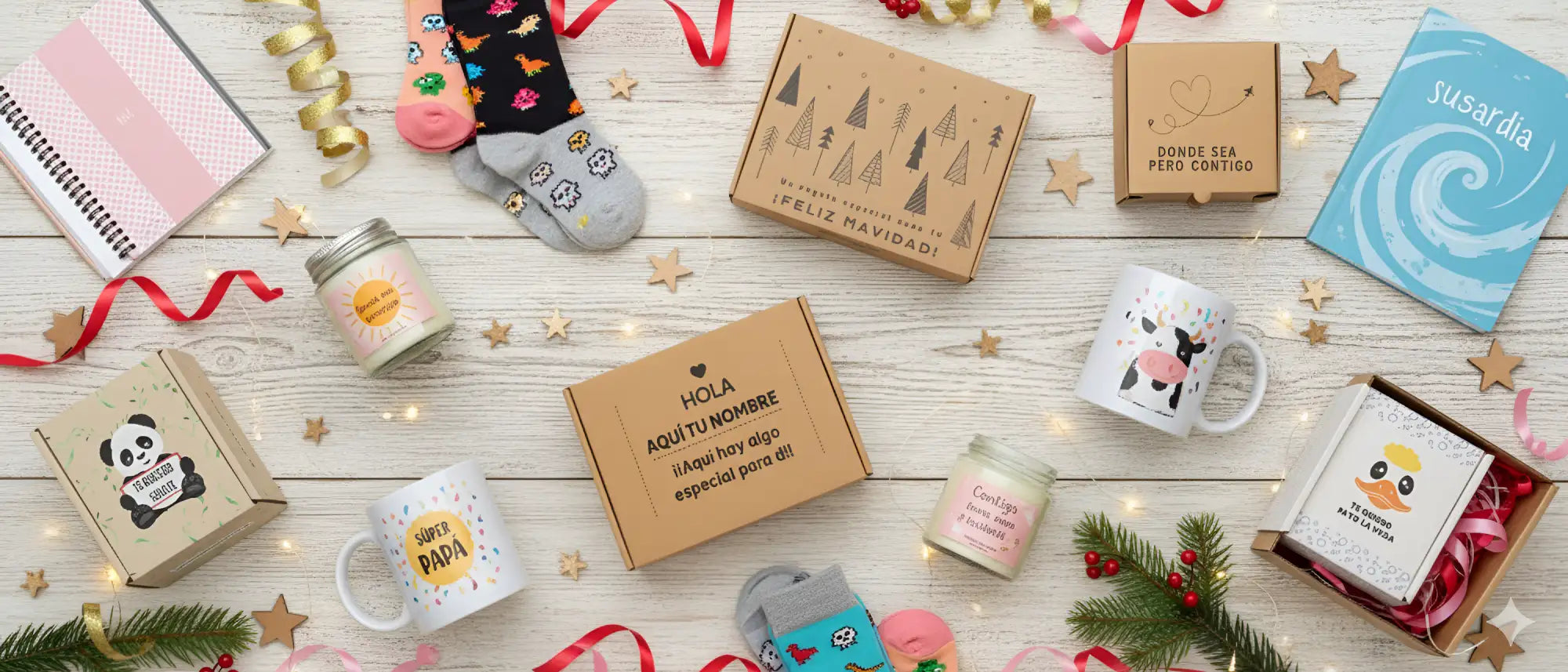 Caja de regalo kraft marrón con diseño de árbol de Navidad y acentos en papel de oro.