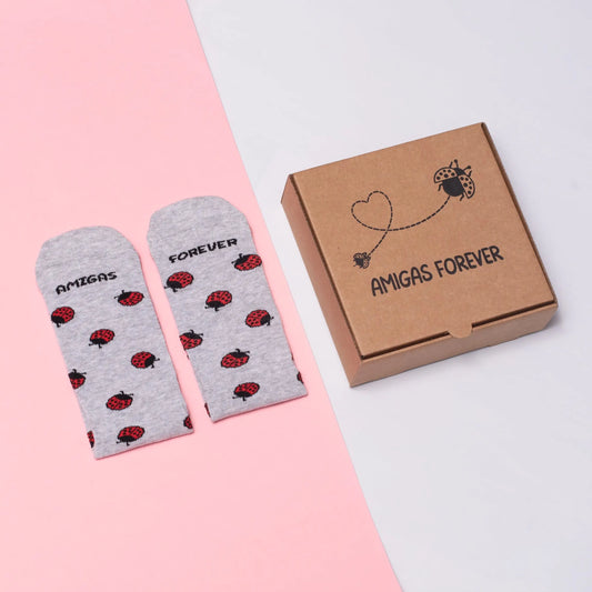Calcetines Amigas Forever - Vista principal color gris con mariquitas