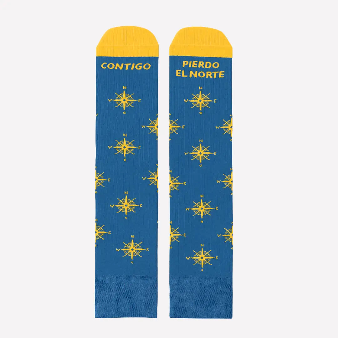 Calcetines Contigo Pierdo El Norte - Detalle diseño brújulas y frase en la puntera