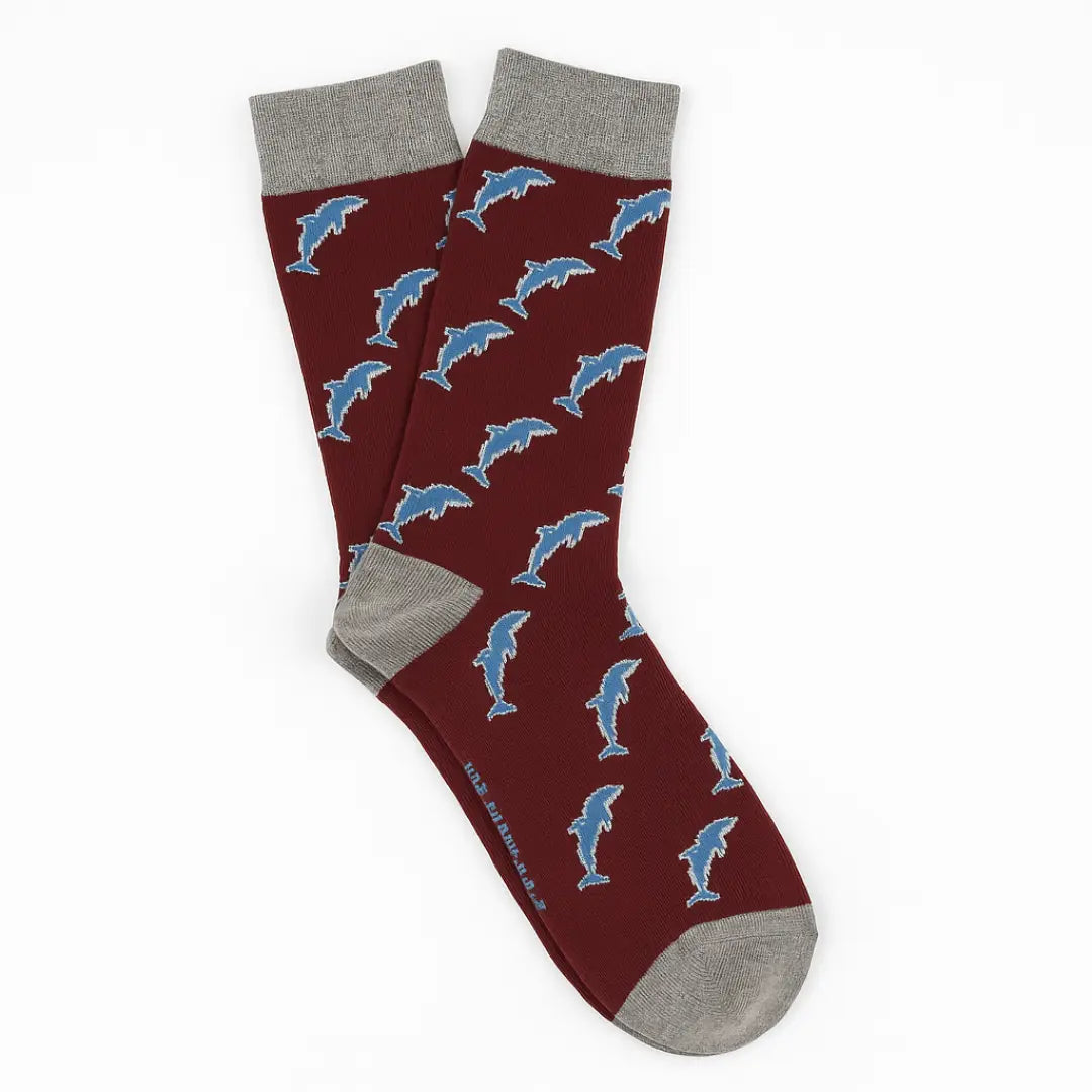 Calcetines Delfines Burdeos - Detalle estampado delfines sobre fondo burdeos