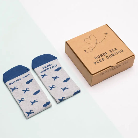 Calcetines Donde Sea Pero Contigo con diseño de aviones en caja kraft regalo – Ausardia