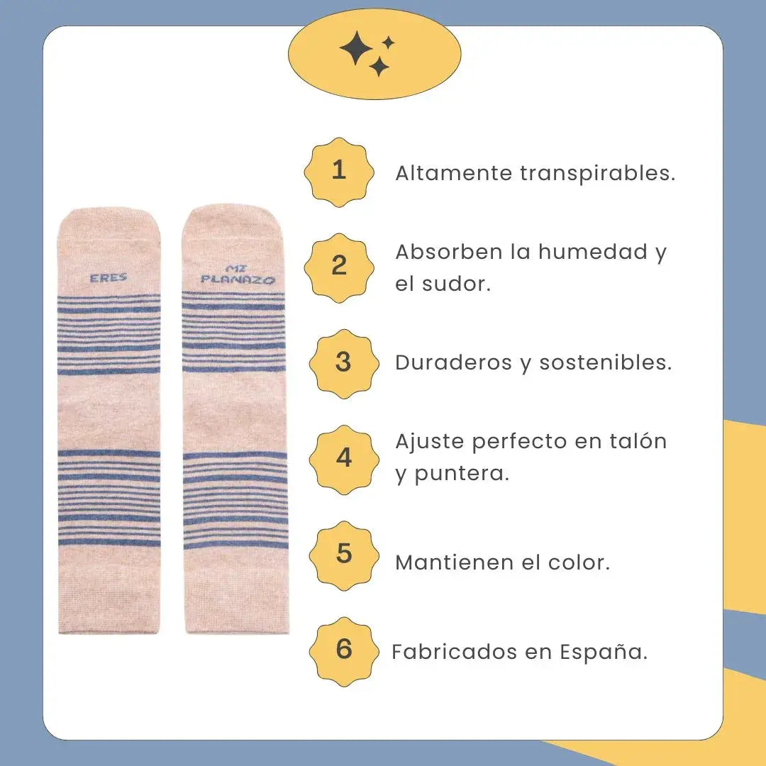 Calcetines beige a rayas con mensaje "Eres mi planazo" en la puntera, presentados en caja kraft de regalo para parejas