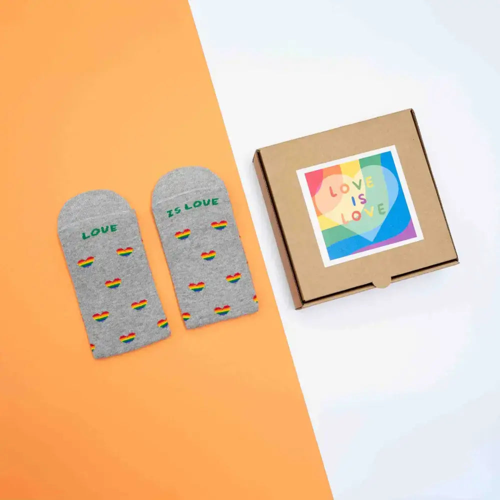 Calcetines Love Is Love - Detalle frase y diseño Orgullo LGTBIQ+