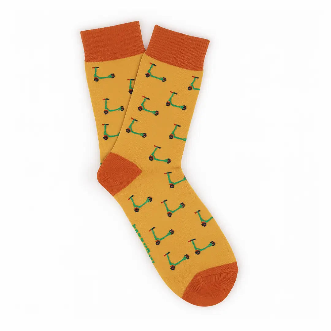 Calcetines Patinetes Amarillo - Detalle diseño patinetes sobre fondo amarillo