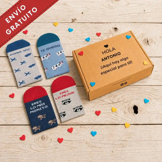 Cuatro calcetines con mensajes para parejas del pack Juntxs de Ausardia, junto a una caja personalizada.