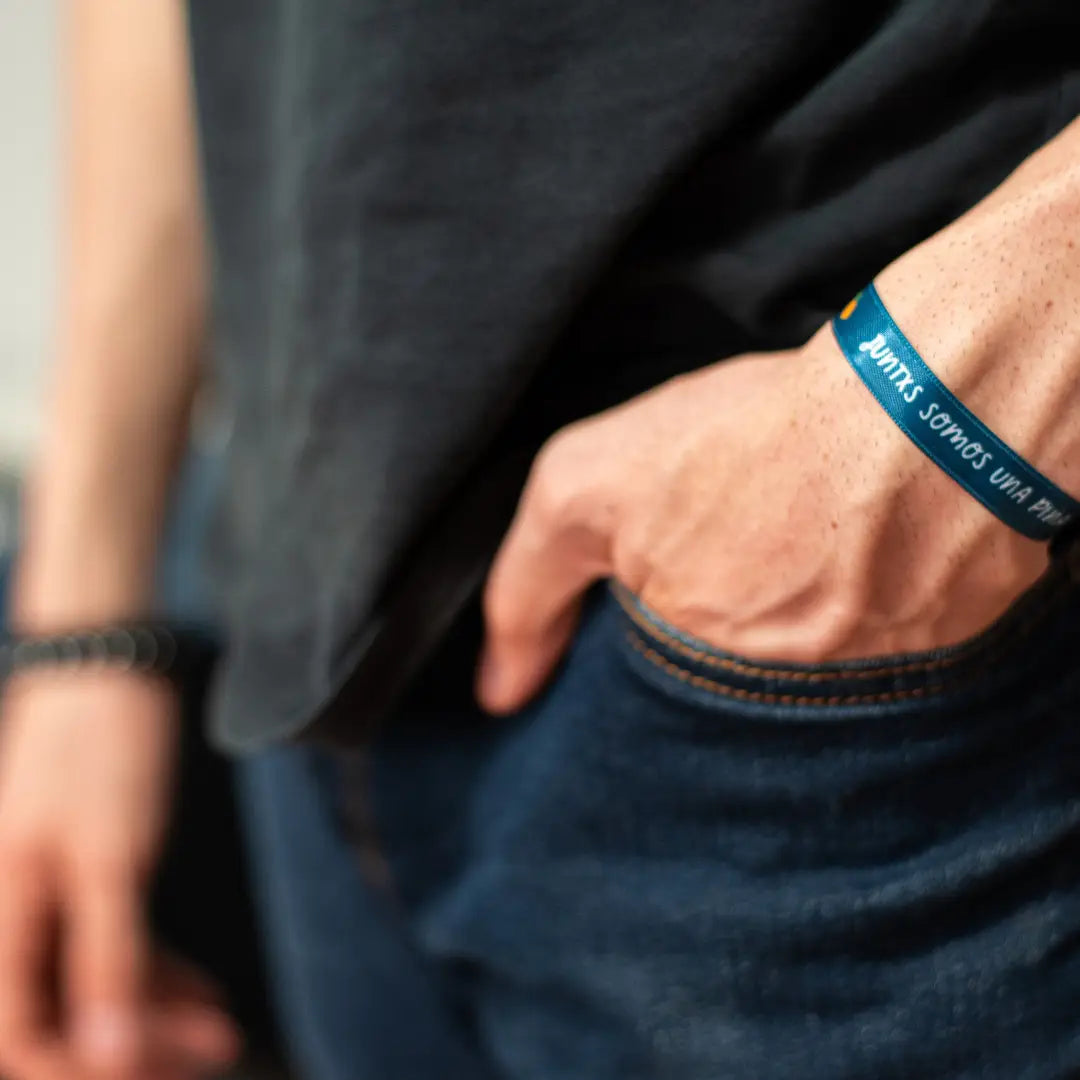 Pulsera Somos Una Piña – satén con mensaje regalo amigos y familia
