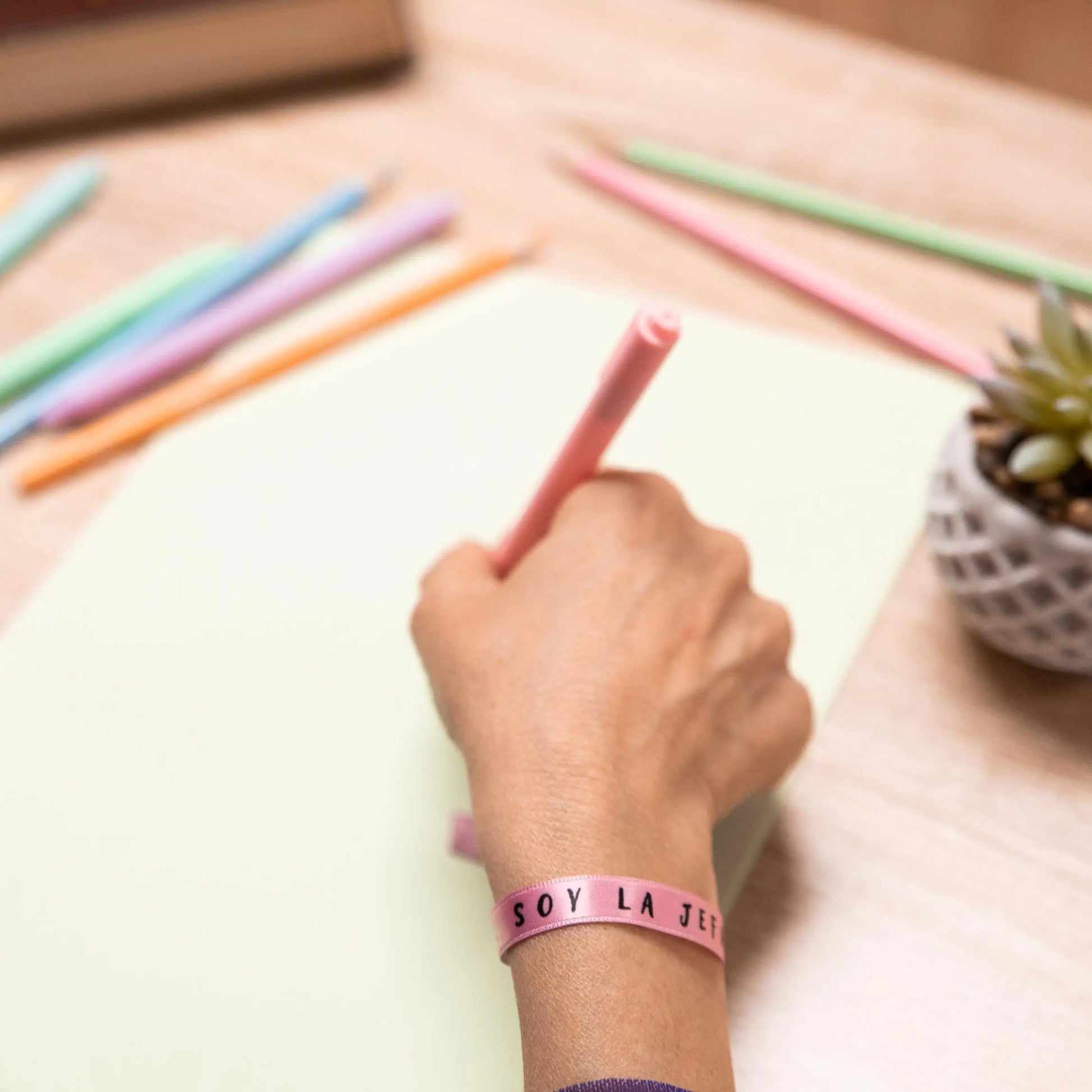 Pulsera satén Soy La Jefa con caja regalo | Regalo original mujer empoderada | Ausardia