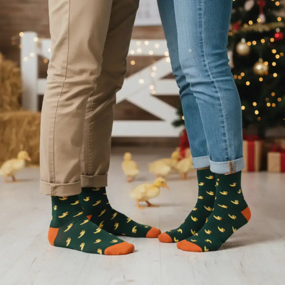 Pareja con calcetines verdes de patos Te Quiero Pa'to la Vida - set regalo romántico - Ausardia