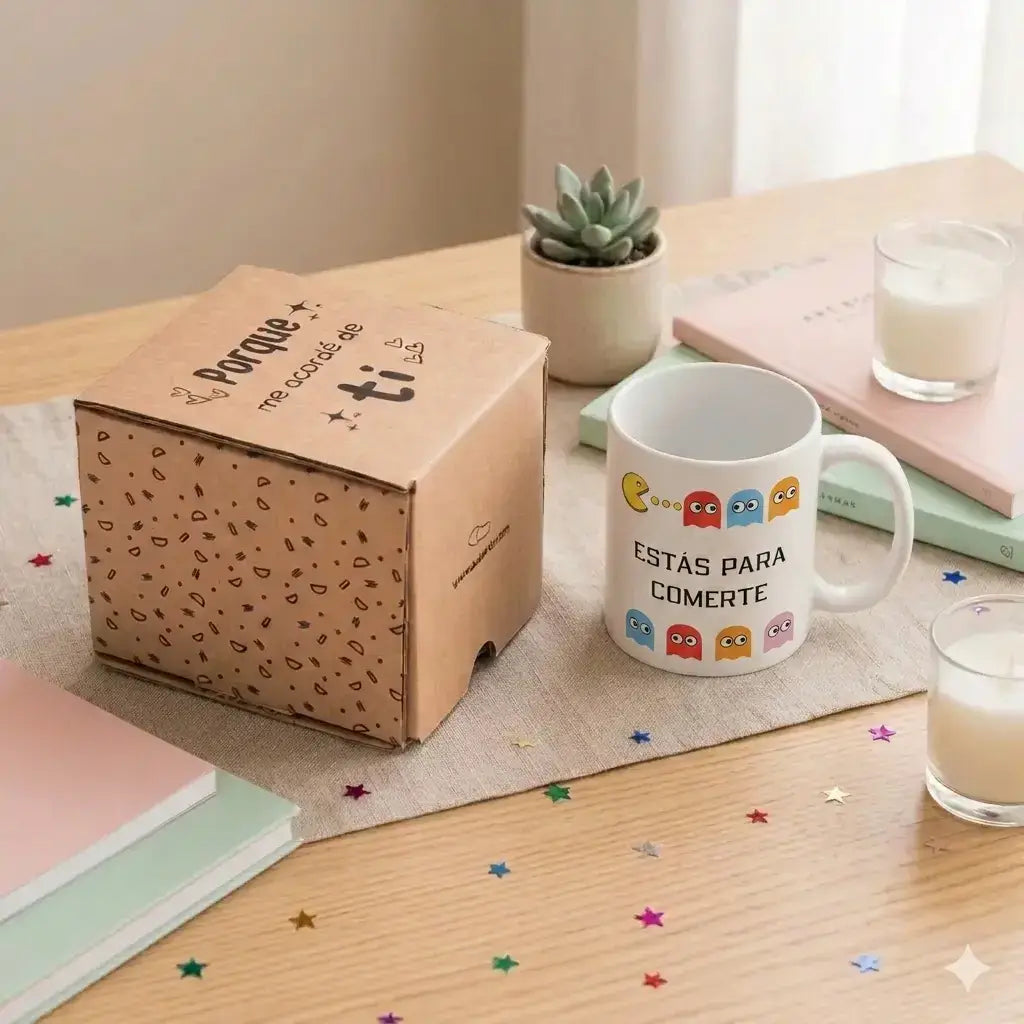 Taza con frase Estas para comerte sobre mesa con café, regalo divertido y original