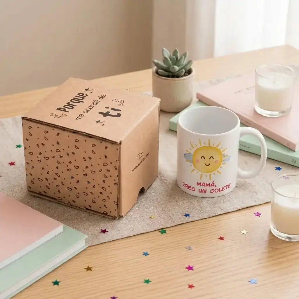 Taza Mamá eres un solete sobre mesa con café, regalo original para el Día de la Madre