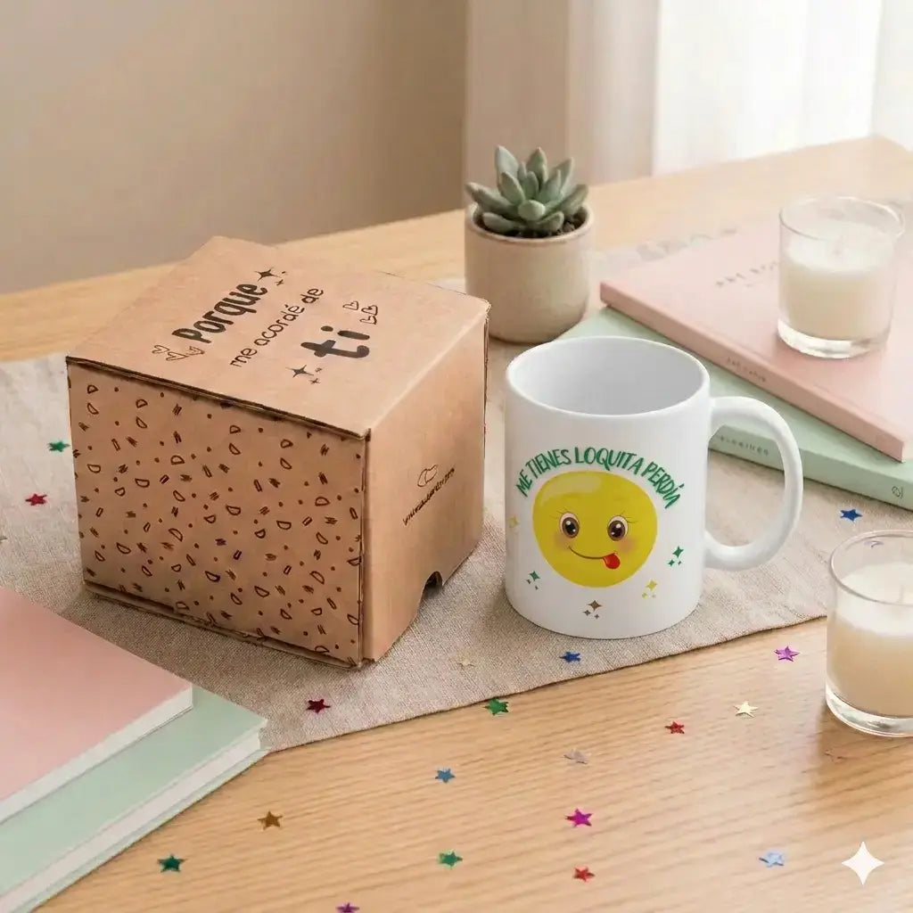 Taza blanca de cerámica con cara sonriente amarilla y texto verde en español regalo divertido para parejas