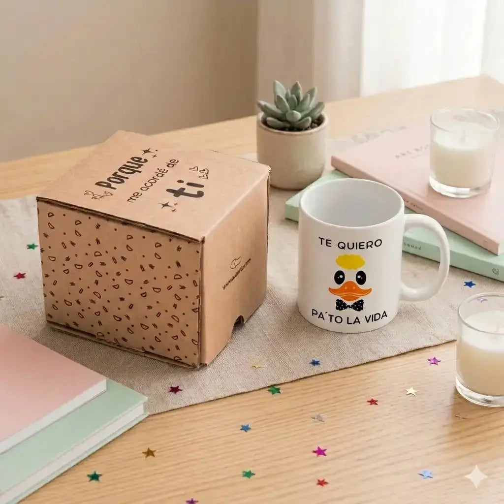 Taza con frase Te quiero pa to la vida sobre mesa de madera con café