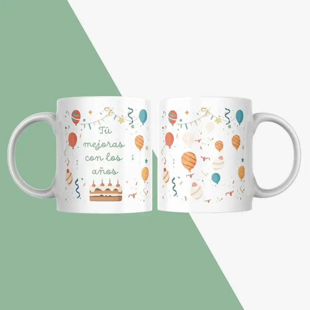 Taza de cerámica blanca con la frase motivadora 'Tú mejoras con los años' en una superficie minimalista con iluminación de estudio profesional.